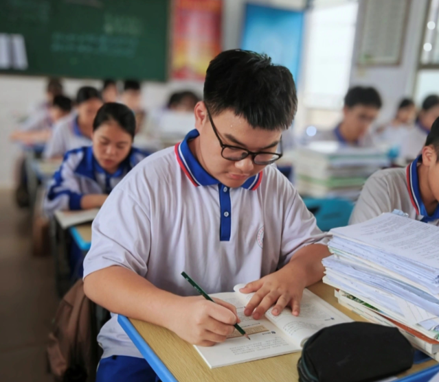 规范化精细化科学化厚实做好学生思想引